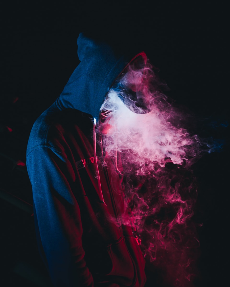 Foto de wild vibes Hombre con sudadera negra fumando