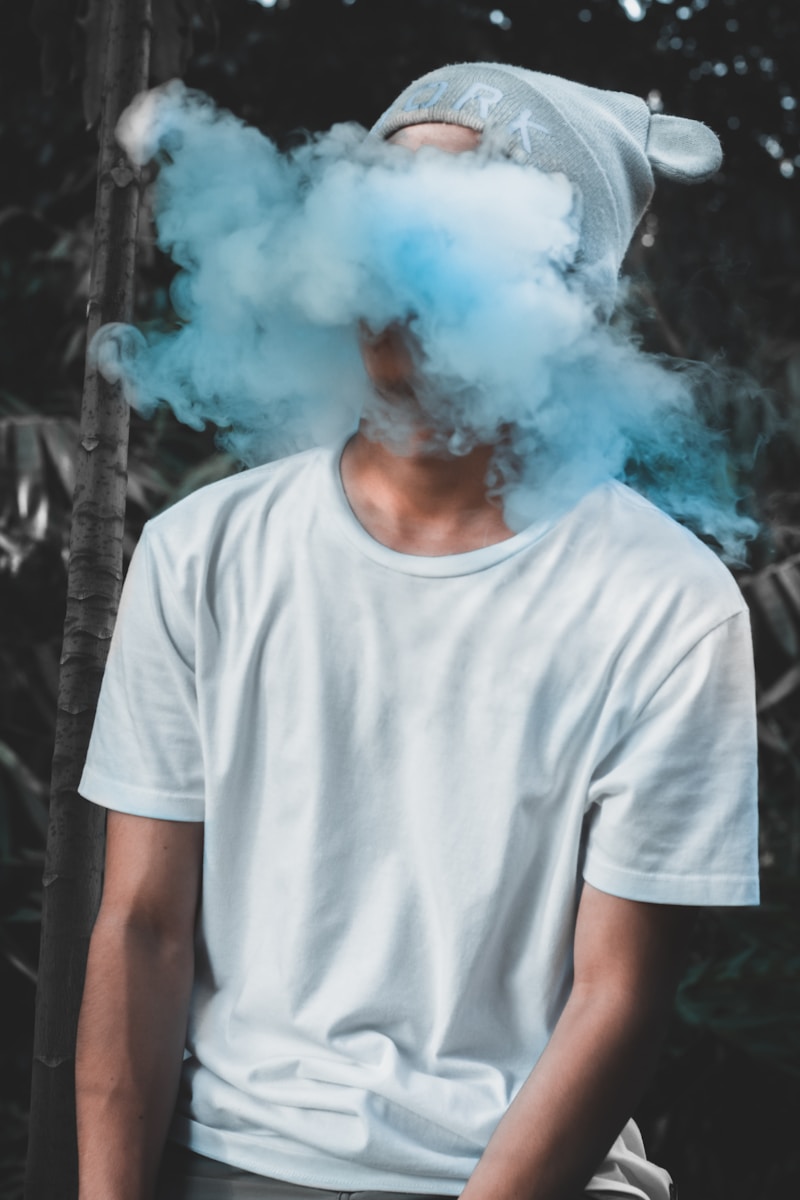 Foto de dom Hombre soltando humo por la boca
